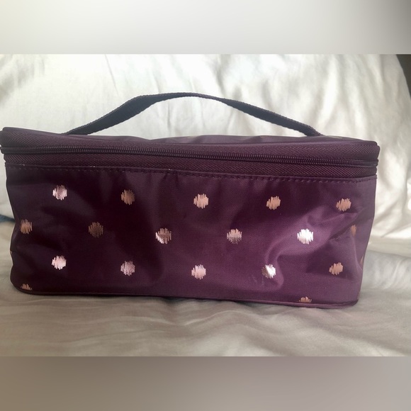 thirty-one Handbags - GUC✨Thirty One (31) MakeupCosmetic bag in Twinkling Plum Retired print 😍